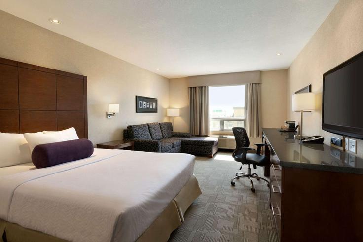 Salle de séjour élégante avec mobilier moderne dans un appartement à Building Harbour Landing Drive - wyndham - 1658258 à Regina, Regina Salle de séjour élégante avec mobilier moderne dans un appartement à Building Harbour Landing Drive - wyndham - 1658258 à Regina, Regina
