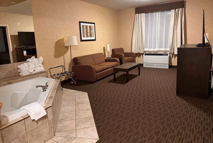 Building 2 Avenue - wyndham - 1671916 adresindeki bir dairede modern mobilyalarla zarif bir şekilde tasarlanmış oturma odası Estevan, Estevan Building 2 Avenue - wyndham - 1671916 adresindeki bir dairede modern mobilyalarla zarif bir şekilde tasarlanmış oturma odası Estevan, Estevan