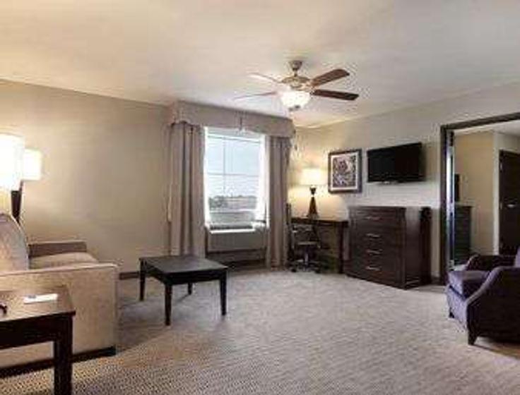 Sala de estar elegantemente projetada com móveis modernos em um apartamento no Building Harvey Road - wyndham - 1650613 em College Station, College Station Sala de estar elegantemente projetada com móveis modernos em um apartamento no Building Harvey Road - wyndham - 1650613 em College Station, College Station