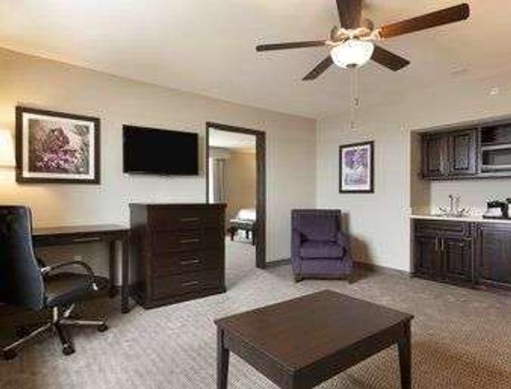 Building Harvey Road - wyndham - 1651877 adresindeki bir dairede modern mobilyalarla zarif bir şekilde tasarlanmış oturma odası College Station, College Station