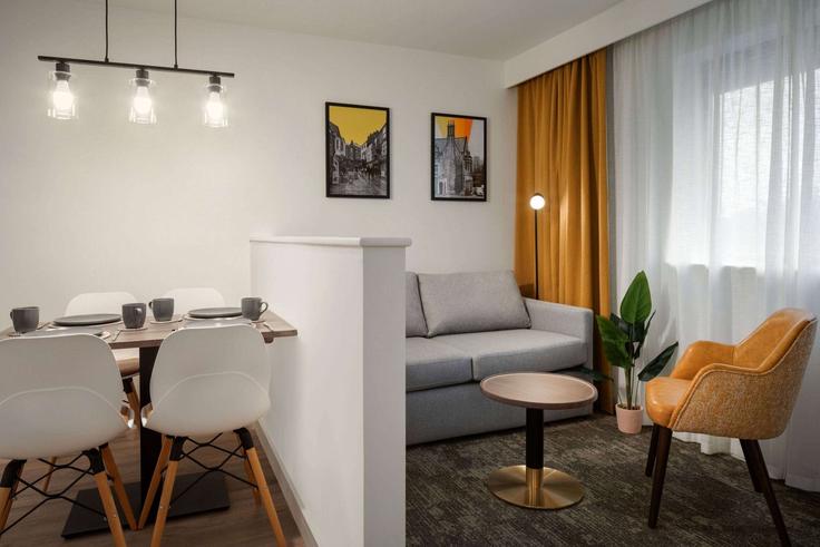 Durham, Durham에 위치한 Building Peat Edge Court - wyndham - 1686146 유닛의 세련된 인테리어가 돋보이는 거실 Durham, Durham에 위치한 Building Peat Edge Court - wyndham - 1686146 유닛의 세련된 인테리어가 돋보이는 거실