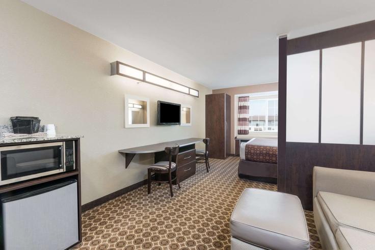 Salle de séjour élégante avec mobilier moderne dans un appartement à Building 6th Avenue West - wyndham - 1692156 à Dickinson, Dickinson Salle de séjour élégante avec mobilier moderne dans un appartement à Building 6th Avenue West - wyndham - 1692156 à Dickinson, Dickinson