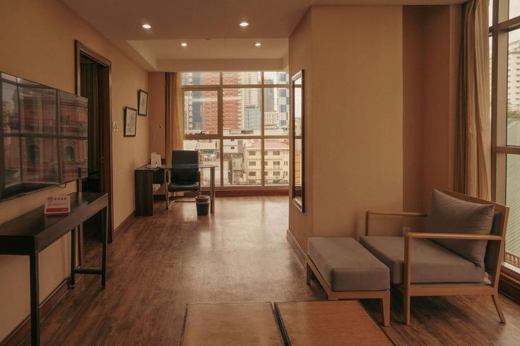 Binondo, Manila에 위치한 Building Carvajal Street - wyndham - 1661976 유닛의 세련된 인테리어가 돋보이는 거실