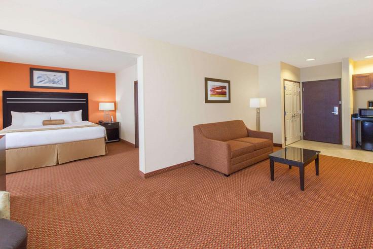 Elegant gestaltetes Wohnzimmer mit moderner Einrichtung in einer Wohnung im Building East 51st Street - wyndham - 1689688 in Tulsa, Tulsa Elegant gestaltetes Wohnzimmer mit moderner Einrichtung in einer Wohnung im Building East 51st Street - wyndham - 1689688 in Tulsa, Tulsa