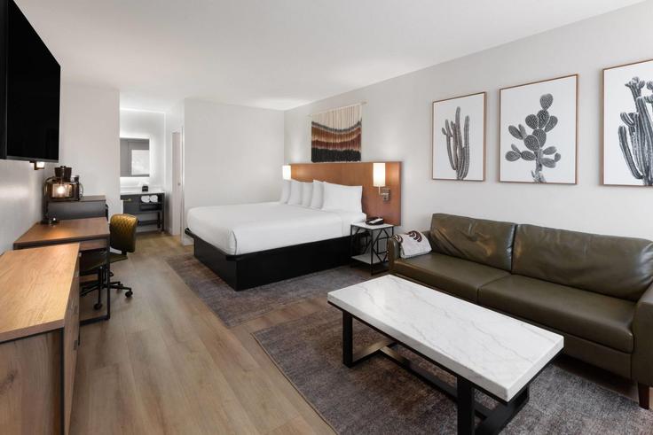 Sala de estar elegantemente projetada com móveis modernos em um apartamento no Building Arizona 179 - wyndham - 1667305 em Village of Oak Creek, Village of Oak Creek Sala de estar elegantemente projetada com móveis modernos em um apartamento no Building Arizona 179 - wyndham - 1667305 em Village of Oak Creek, Village of Oak Creek