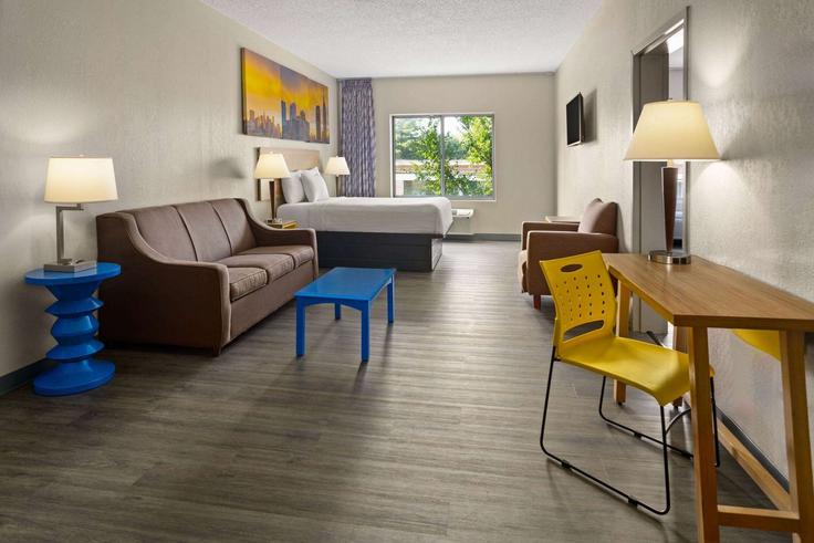 Sala de estar elegantemente projetada com móveis modernos em um apartamento no Building Central Avenue - wyndham - 1651875 em Colonie, Colonie Sala de estar elegantemente projetada com móveis modernos em um apartamento no Building Central Avenue - wyndham - 1651875 em Colonie, Colonie
