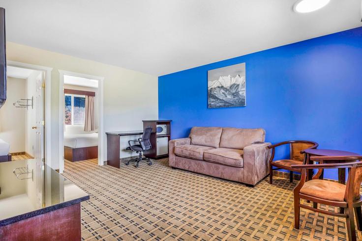 Elegante sala de estar con mobiliario moderno en un apartamento en Building Golden View Road - wyndham - 1659713 en Golden, Golden Elegante sala de estar con mobiliario moderno en un apartamento en Building Golden View Road - wyndham - 1659713 en Golden, Golden
