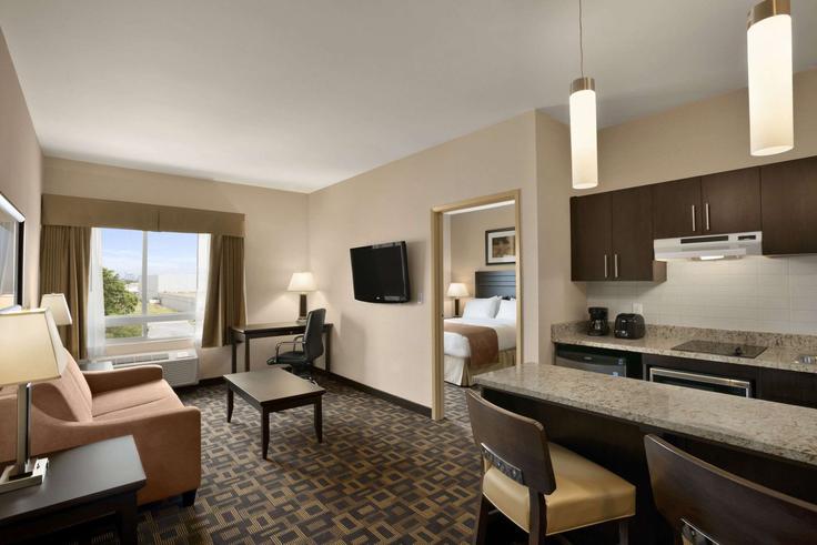 Elegant gestaltetes Wohnzimmer mit moderner Einrichtung in einer Wohnung im Building Berry Street - wyndham - 1657586 in Winnipeg, Winnipeg Elegant gestaltetes Wohnzimmer mit moderner Einrichtung in einer Wohnung im Building Berry Street - wyndham - 1657586 in Winnipeg, Winnipeg