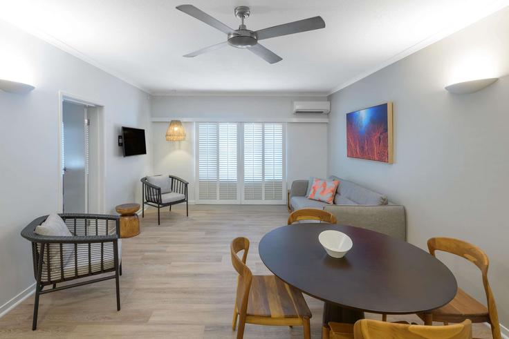 Elegant gestaltetes Wohnzimmer mit moderner Einrichtung in einer Wohnung im Building Saint Crispins Avenue - wyndham - 1659242 in Port Douglas, Port Douglas Elegant gestaltetes Wohnzimmer mit moderner Einrichtung in einer Wohnung im Building Saint Crispins Avenue - wyndham - 1659242 in Port Douglas, Port Douglas