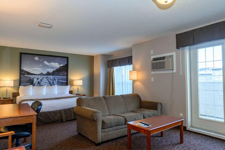 Salle de séjour élégante avec mobilier moderne dans un appartement à Building Westside Drive - wyndham - 1692622 à Cochrane, Cochrane