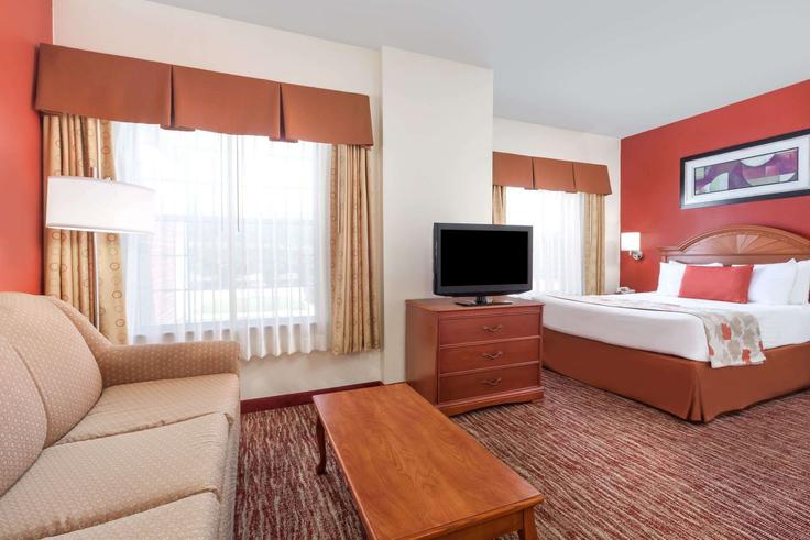 Irving, Irving에 위치한 Building Imperial Drive - wyndham - 1677287 유닛의 세련된 인테리어가 돋보이는 거실 Irving, Irving에 위치한 Building Imperial Drive - wyndham - 1677287 유닛의 세련된 인테리어가 돋보이는 거실