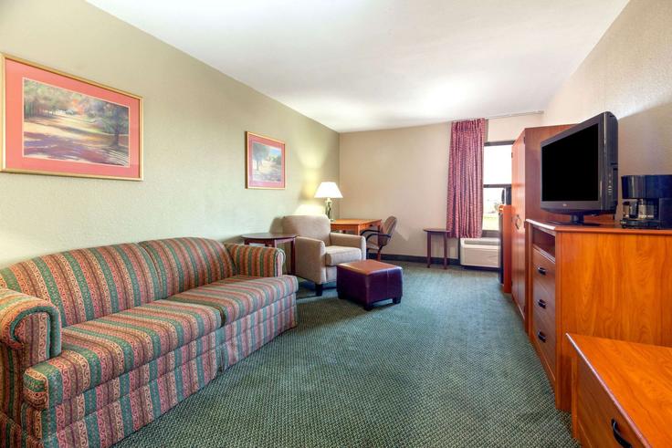 Elegant gestaltetes Wohnzimmer mit moderner Einrichtung in einer Wohnung im Building Interstate 40 Access Road - wyndham - 1649500 in Amarillo, Amarillo