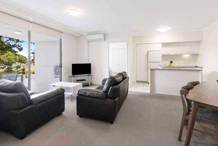 Elegante sala de estar con mobiliario moderno en un apartamento en Building David Low Way - wyndham - 1658202 en Marcoola, Sunshine Coast Elegante sala de estar con mobiliario moderno en un apartamento en Building David Low Way - wyndham - 1658202 en Marcoola, Sunshine Coast