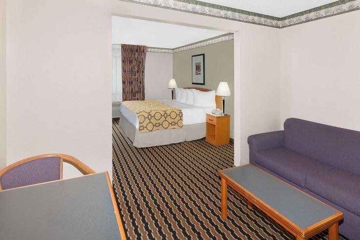 Building East Dupont Road - wyndham - 1651152 adresindeki bir dairede modern mobilyalarla zarif bir şekilde tasarlanmış oturma odası Fort Wayne, Fort Wayne Building East Dupont Road - wyndham - 1651152 adresindeki bir dairede modern mobilyalarla zarif bir şekilde tasarlanmış oturma odası Fort Wayne, Fort Wayne