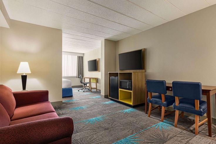 Sala de estar elegantemente projetada com móveis modernos em um apartamento no Building Pennsylvania 987 - wyndham - 1660947 em Allentown, Allentown Sala de estar elegantemente projetada com móveis modernos em um apartamento no Building Pennsylvania 987 - wyndham - 1660947 em Allentown, Allentown