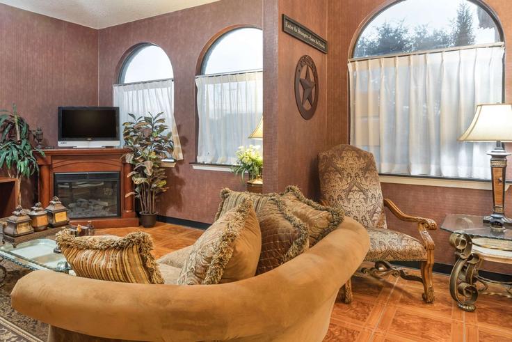 Building South WW White Road - wyndham - 1675479 adresindeki bir dairede modern mobilyalarla zarif bir şekilde tasarlanmış oturma odası San Antonio, San Antonio Building South WW White Road - wyndham - 1675479 adresindeki bir dairede modern mobilyalarla zarif bir şekilde tasarlanmış oturma odası San Antonio, San Antonio