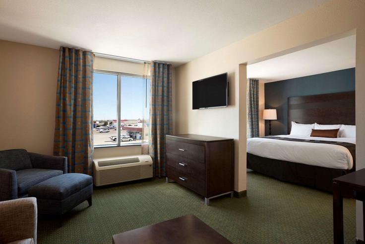 Elegant gestaltetes Wohnzimmer mit moderner Einrichtung in einer Wohnung im Building Hobbs Highway - wyndham - 1664515 in Seminole, Seminole Elegant gestaltetes Wohnzimmer mit moderner Einrichtung in einer Wohnung im Building Hobbs Highway - wyndham - 1664515 in Seminole, Seminole