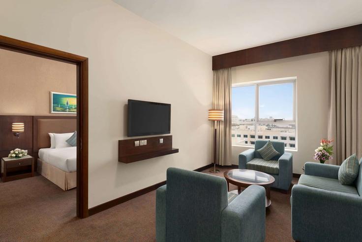 Dubai Al MuteenaのBuilding Building - wyndham - 1646553のアパートメントにある、モダンな家具を備えたエレガントなデザインのリビングルーム