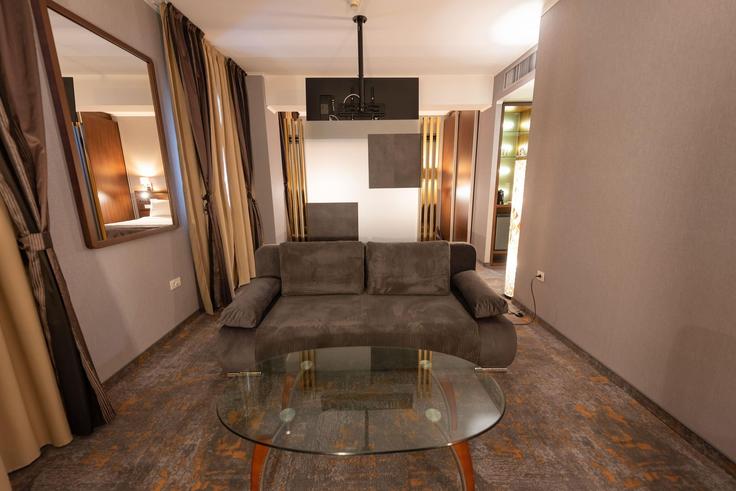 Elegant gestaltetes Wohnzimmer mit moderner Einrichtung in einer Wohnung im Building Calea Turzii - wyndham - 1683181 in Cluj-Napoca, Cluj-Napoca Elegant gestaltetes Wohnzimmer mit moderner Einrichtung in einer Wohnung im Building Calea Turzii - wyndham - 1683181 in Cluj-Napoca, Cluj-Napoca