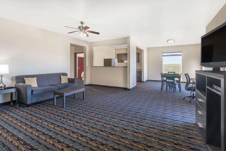 Sala de estar elegantemente projetada com móveis modernos em um apartamento no Building Interstate 35 - wyndham - 1660312 em Dilley, Dilley