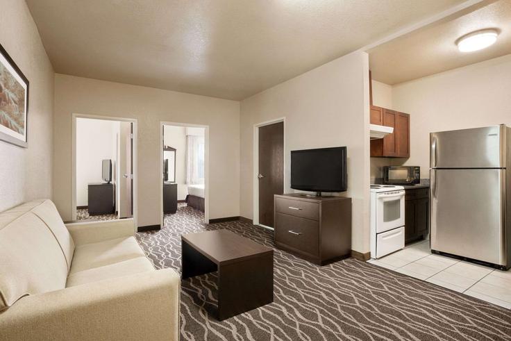 Elegante sala de estar con mobiliario moderno en un apartamento en Building Texas 332 - wyndham - 1650718 en Clute, Clute