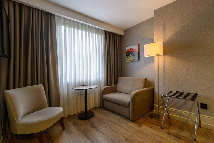 Fatih, İstanbul에 위치한 Building Şirvanizade Sokak - wyndham - 1659093 유닛의 세련된 인테리어가 돋보이는 거실 Fatih, İstanbul에 위치한 Building Şirvanizade Sokak - wyndham - 1659093 유닛의 세련된 인테리어가 돋보이는 거실