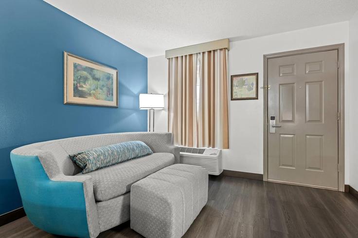 Building Oscar Baxter Drive - wyndham - 1650449 adresindeki bir dairede modern mobilyalarla zarif bir şekilde tasarlanmış oturma odası Tuscaloosa, Tuscaloosa Building Oscar Baxter Drive - wyndham - 1650449 adresindeki bir dairede modern mobilyalarla zarif bir şekilde tasarlanmış oturma odası Tuscaloosa, Tuscaloosa