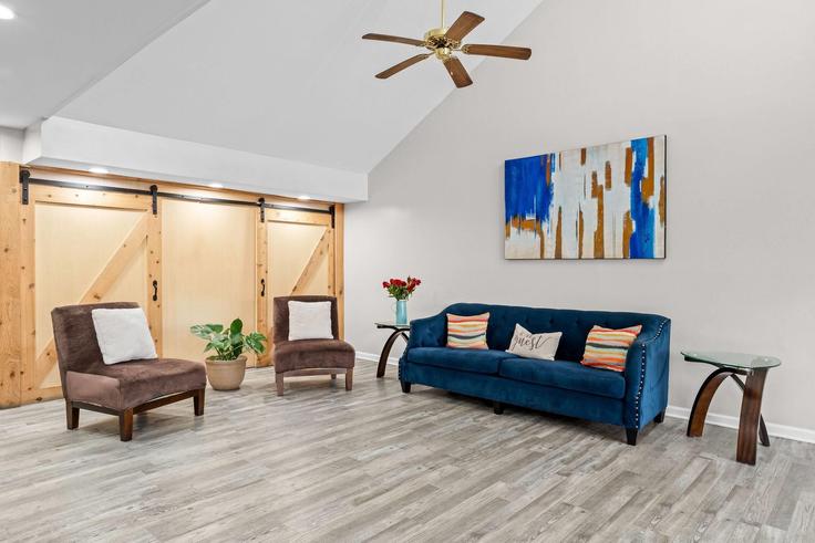 Salle de séjour élégante avec mobilier moderne dans un appartement à Building South Horner Boulevard - wyndham - 1663953 à Sanford, Sanford