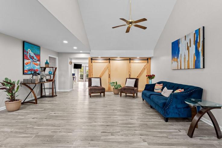 Elegante sala de estar con mobiliario moderno en un apartamento en Building South Horner Boulevard - wyndham - 1663729 en Sanford, Sanford