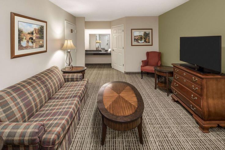 Building Paul Huff Parkway Northwest - wyndham - 1665773 adresindeki bir dairede modern mobilyalarla zarif bir şekilde tasarlanmış oturma odası Cleveland, Cleveland