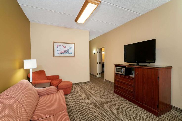 Sala de estar elegantemente projetada com móveis modernos em um apartamento no Building Market Place Boulevard - wyndham - 1649605 em Knoxville, Knoxville Sala de estar elegantemente projetada com móveis modernos em um apartamento no Building Market Place Boulevard - wyndham - 1649605 em Knoxville, Knoxville