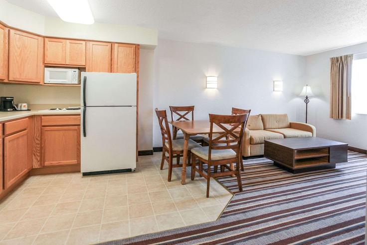Elegant gestaltetes Wohnzimmer mit moderner Einrichtung in einer Wohnung im Building I 75 Business Spur - wyndham - 1675863 in Sault Ste. Marie, Sault Ste. Marie Elegant gestaltetes Wohnzimmer mit moderner Einrichtung in einer Wohnung im Building I 75 Business Spur - wyndham - 1675863 in Sault Ste. Marie, Sault Ste. Marie