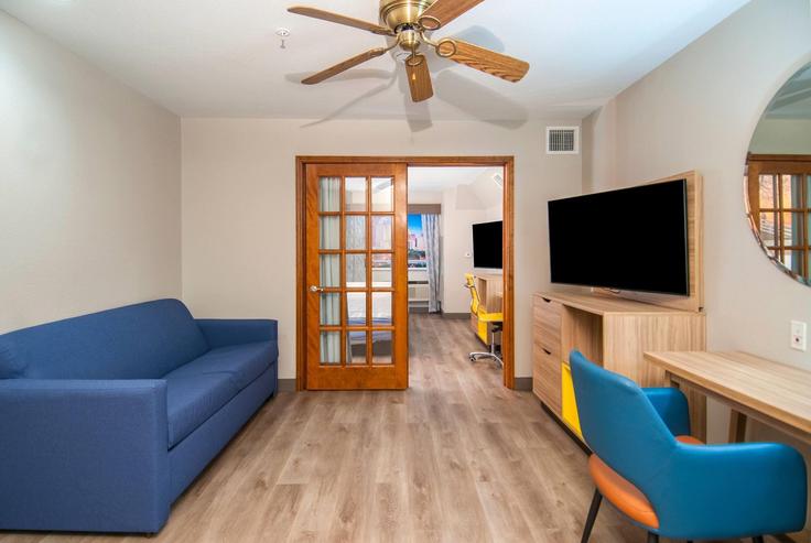 Sala de estar elegantemente projetada com móveis modernos em um apartamento no Building Bexar Crossing - wyndham - 1657830 em San Antonio, San Antonio Sala de estar elegantemente projetada com móveis modernos em um apartamento no Building Bexar Crossing - wyndham - 1657830 em San Antonio, San Antonio