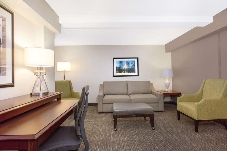 Elegante sala de estar con mobiliario moderno en un apartamento en Building Arch Street - wyndham - 1663455 en Philadelphia, Philadelphia Elegante sala de estar con mobiliario moderno en un apartamento en Building Arch Street - wyndham - 1663455 en Philadelphia, Philadelphia