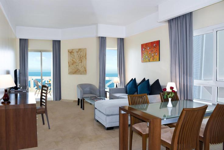 Building شارع سعد بن معاذ - wyndham - 1660611 adresindeki bir dairede modern mobilyalarla zarif bir şekilde tasarlanmış oturma odası Al Rumailah, Ajman Building شارع سعد بن معاذ - wyndham - 1660611 adresindeki bir dairede modern mobilyalarla zarif bir şekilde tasarlanmış oturma odası Al Rumailah, Ajman