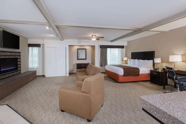 Elegant gestaltetes Wohnzimmer mit moderner Einrichtung in einer Wohnung im Building Milton Avenue - wyndham - 1682425 in Janesville, Janesville Elegant gestaltetes Wohnzimmer mit moderner Einrichtung in einer Wohnung im Building Milton Avenue - wyndham - 1682425 in Janesville, Janesville