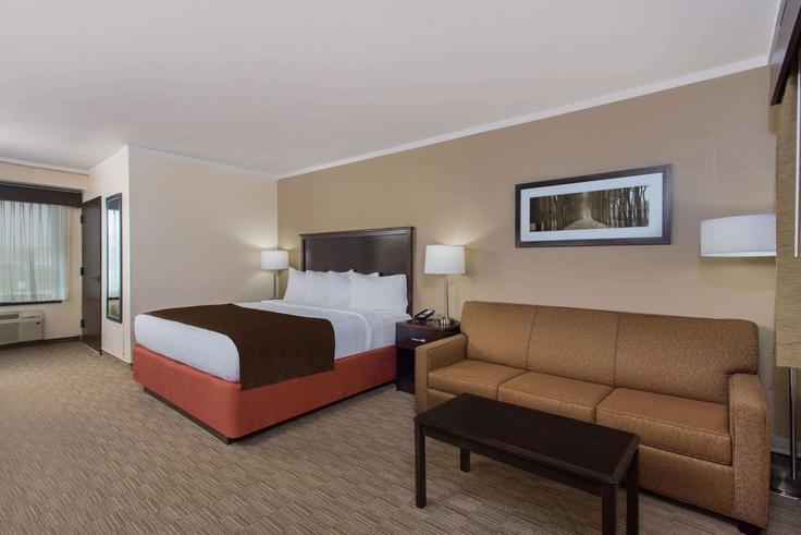 Elegant gestaltetes Wohnzimmer mit moderner Einrichtung in einer Wohnung im Building Milton Avenue - wyndham - 1688458 in Janesville, Janesville Elegant gestaltetes Wohnzimmer mit moderner Einrichtung in einer Wohnung im Building Milton Avenue - wyndham - 1688458 in Janesville, Janesville