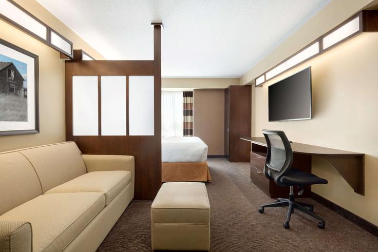 Weyburn, Weyburn에 위치한 Building Sims Avenue - wyndham - 1669690 유닛의 세련된 인테리어가 돋보이는 거실