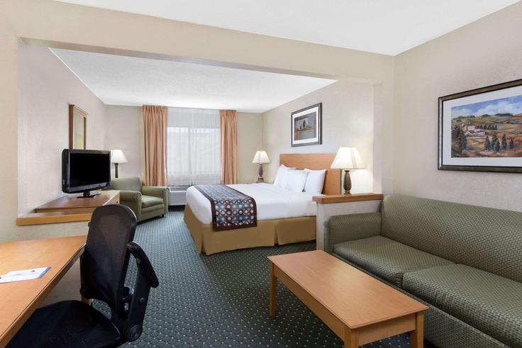 Elegant gestaltetes Wohnzimmer mit moderner Einrichtung in einer Wohnung im Building La Porte Road - wyndham - 1662174 in Waterloo, Waterloo
