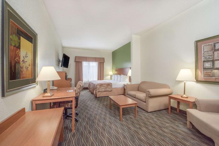 Pearsall, Pearsall에 위치한 Building West Comal Street - wyndham - 1665745 유닛의 세련된 인테리어가 돋보이는 거실
