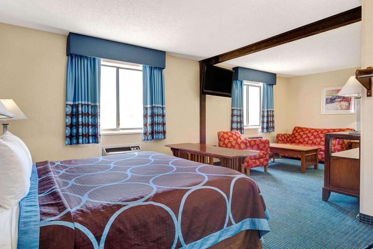 Elegante sala de estar con mobiliario moderno en un apartamento en Building Super Plaza Avenue - wyndham - 1693044 en Hutchinson, Hutchinson Elegante sala de estar con mobiliario moderno en un apartamento en Building Super Plaza Avenue - wyndham - 1693044 en Hutchinson, Hutchinson