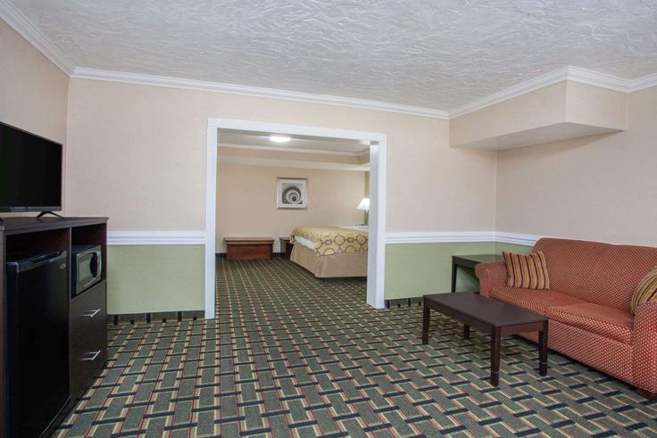 Salle de séjour élégante avec mobilier moderne dans un appartement à Building West US Highway 90 - wyndham - 1651590 à Lake City, Lake City Salle de séjour élégante avec mobilier moderne dans un appartement à Building West US Highway 90 - wyndham - 1651590 à Lake City, Lake City