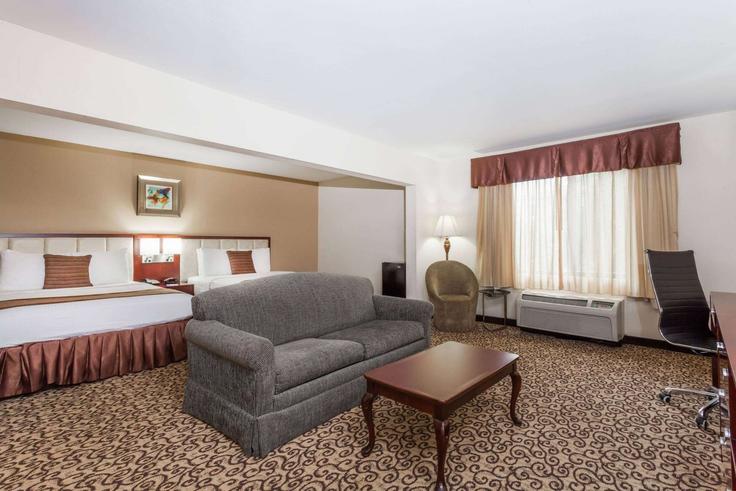 Elegant gestaltetes Wohnzimmer mit moderner Einrichtung in einer Wohnung im Building East Exchange Boulevard - wyndham - 1663178 in Columbia, Columbia Elegant gestaltetes Wohnzimmer mit moderner Einrichtung in einer Wohnung im Building East Exchange Boulevard - wyndham - 1663178 in Columbia, Columbia