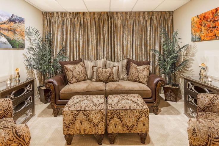 Sala de estar elegantemente projetada com móveis modernos em um apartamento no Building South Nevada Avenue - wyndham - 1685585 em Colorado Springs, Colorado Springs