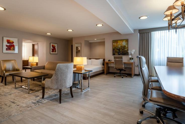 Salle de séjour élégante avec mobilier moderne dans un appartement à Building Executive Drive - wyndham - 1662389 à Indianapolis, Indianapolis