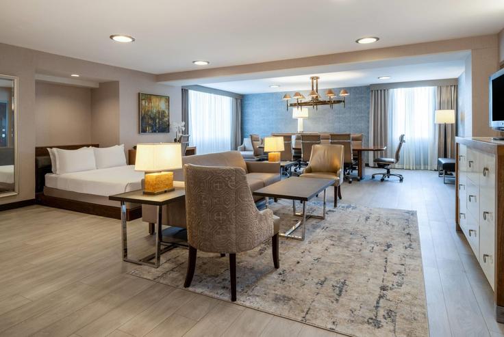 Elegant gestaltetes Wohnzimmer mit moderner Einrichtung in einer Wohnung im Building Executive Drive - wyndham - 1662351 in Indianapolis, Indianapolis