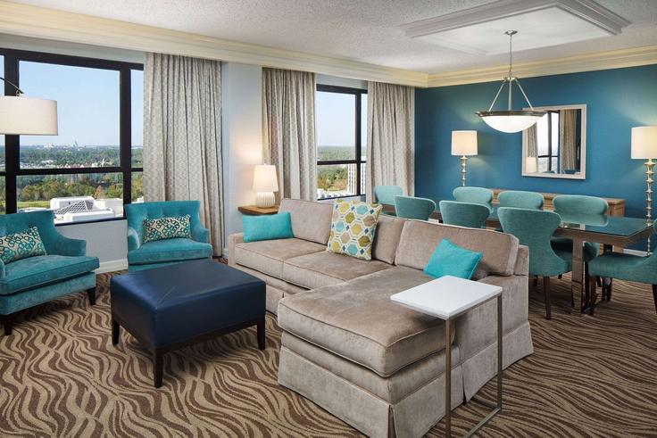 Elegante sala de estar con mobiliario moderno en un apartamento en Building Hotel Plaza Boulevard - wyndham - 1663872 en Lake Buena Vista, Lake Buena Vista Elegante sala de estar con mobiliario moderno en un apartamento en Building Hotel Plaza Boulevard - wyndham - 1663872 en Lake Buena Vista, Lake Buena Vista