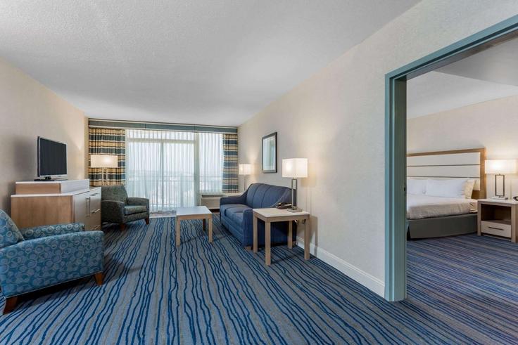 Elegant gestaltetes Wohnzimmer mit moderner Einrichtung in einer Wohnung im Building Atlantic Avenue - wyndham - 1663173 in Virginia Beach, Virginia Beach Elegant gestaltetes Wohnzimmer mit moderner Einrichtung in einer Wohnung im Building Atlantic Avenue - wyndham - 1663173 in Virginia Beach, Virginia Beach