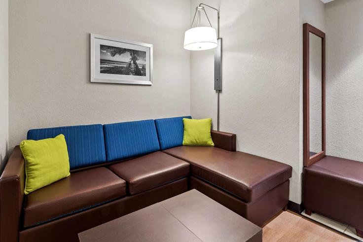 Building Daniels Parkway - wyndham - 1656888 adresindeki bir dairede modern mobilyalarla zarif bir şekilde tasarlanmış oturma odası Fort Myers, Fort Myers Building Daniels Parkway - wyndham - 1656888 adresindeki bir dairede modern mobilyalarla zarif bir şekilde tasarlanmış oturma odası Fort Myers, Fort Myers