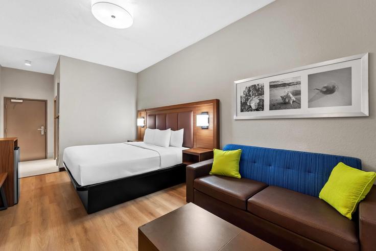 Building Daniels Parkway - wyndham - 1658940 adresindeki bir dairede modern mobilyalarla zarif bir şekilde tasarlanmış oturma odası Fort Myers, Fort Myers Building Daniels Parkway - wyndham - 1658940 adresindeki bir dairede modern mobilyalarla zarif bir şekilde tasarlanmış oturma odası Fort Myers, Fort Myers